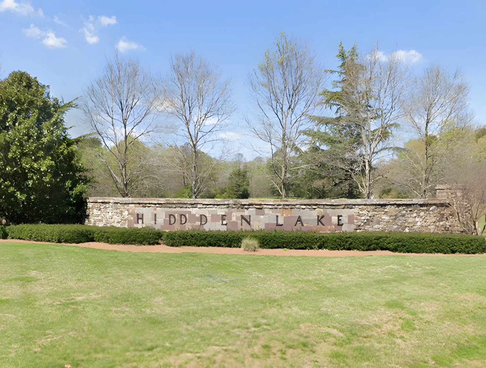 Monumento de entrada del vecindario Hidden Lake en Youngsville, NC